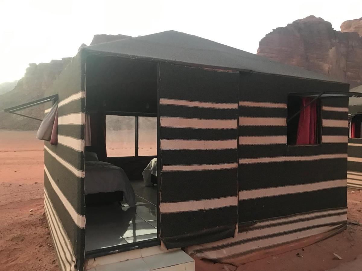 Black Irish Camp And Tours Wadi Rum Bagian luar foto