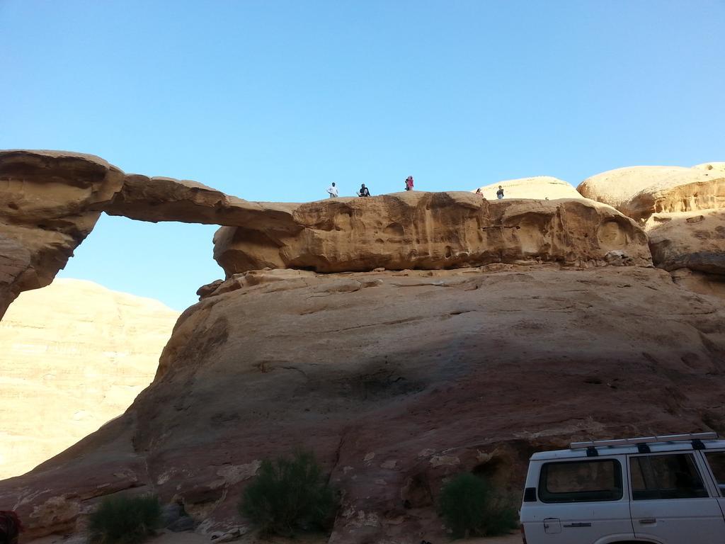 Black Irish Camp And Tours Wadi Rum Bagian luar foto