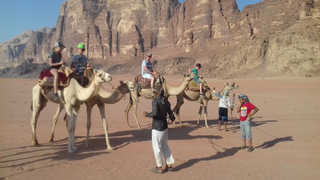 Black Irish Camp And Tours Wadi Rum Bagian luar foto