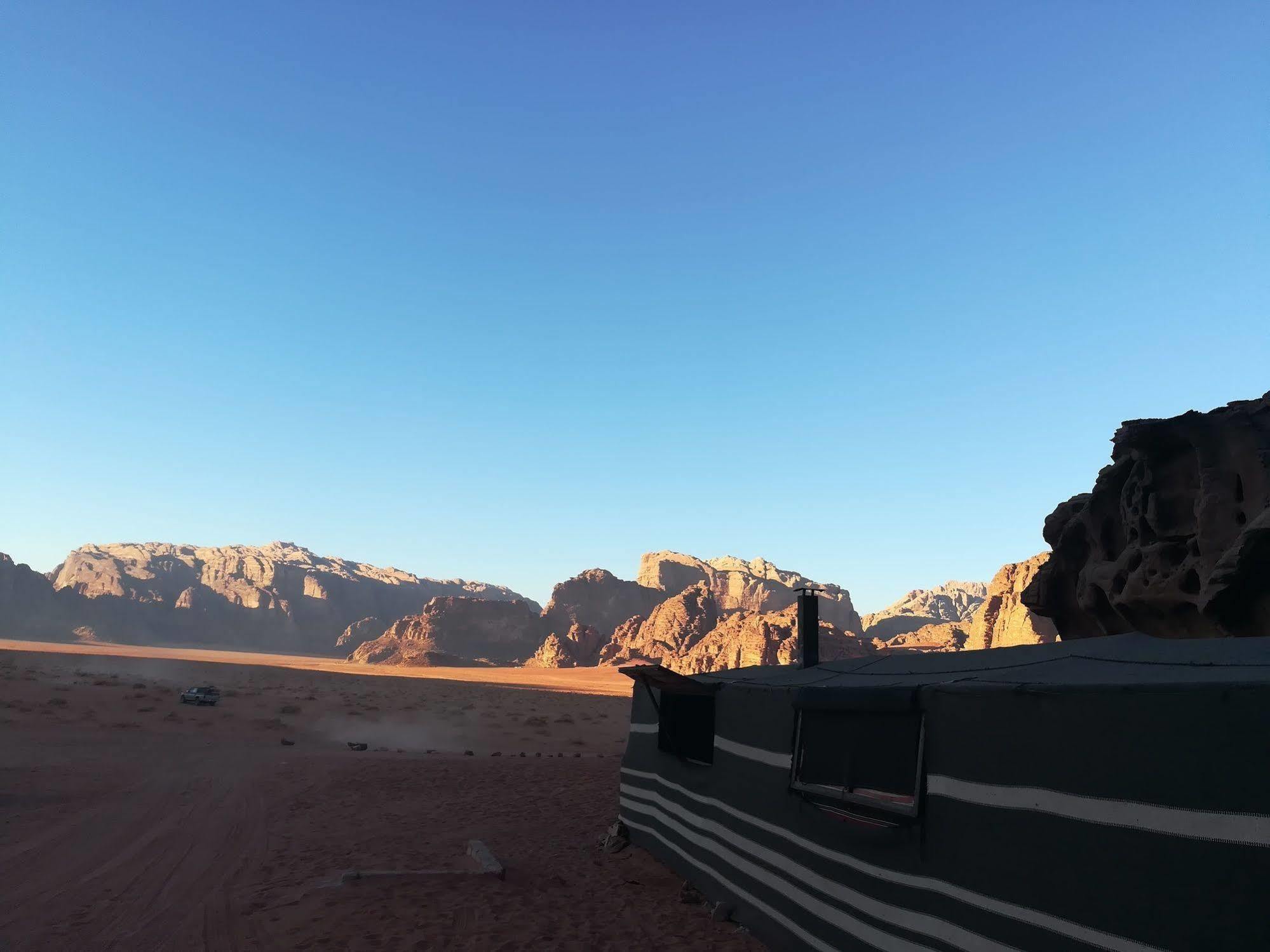 Black Irish Camp And Tours Wadi Rum Bagian luar foto