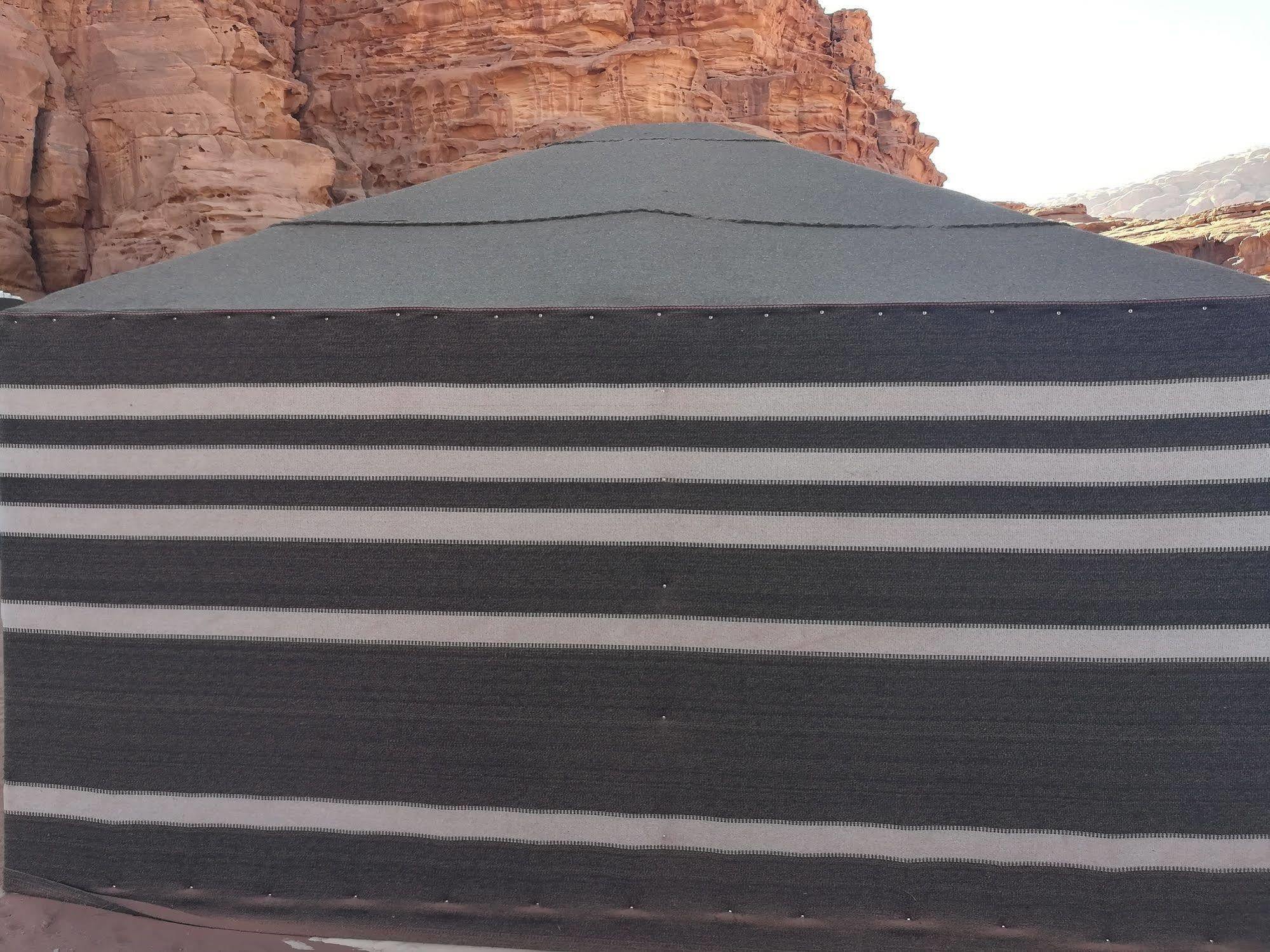Black Irish Camp And Tours Wadi Rum Bagian luar foto