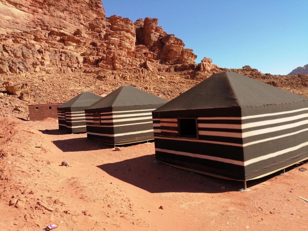 Black Irish Camp And Tours Wadi Rum Bagian luar foto